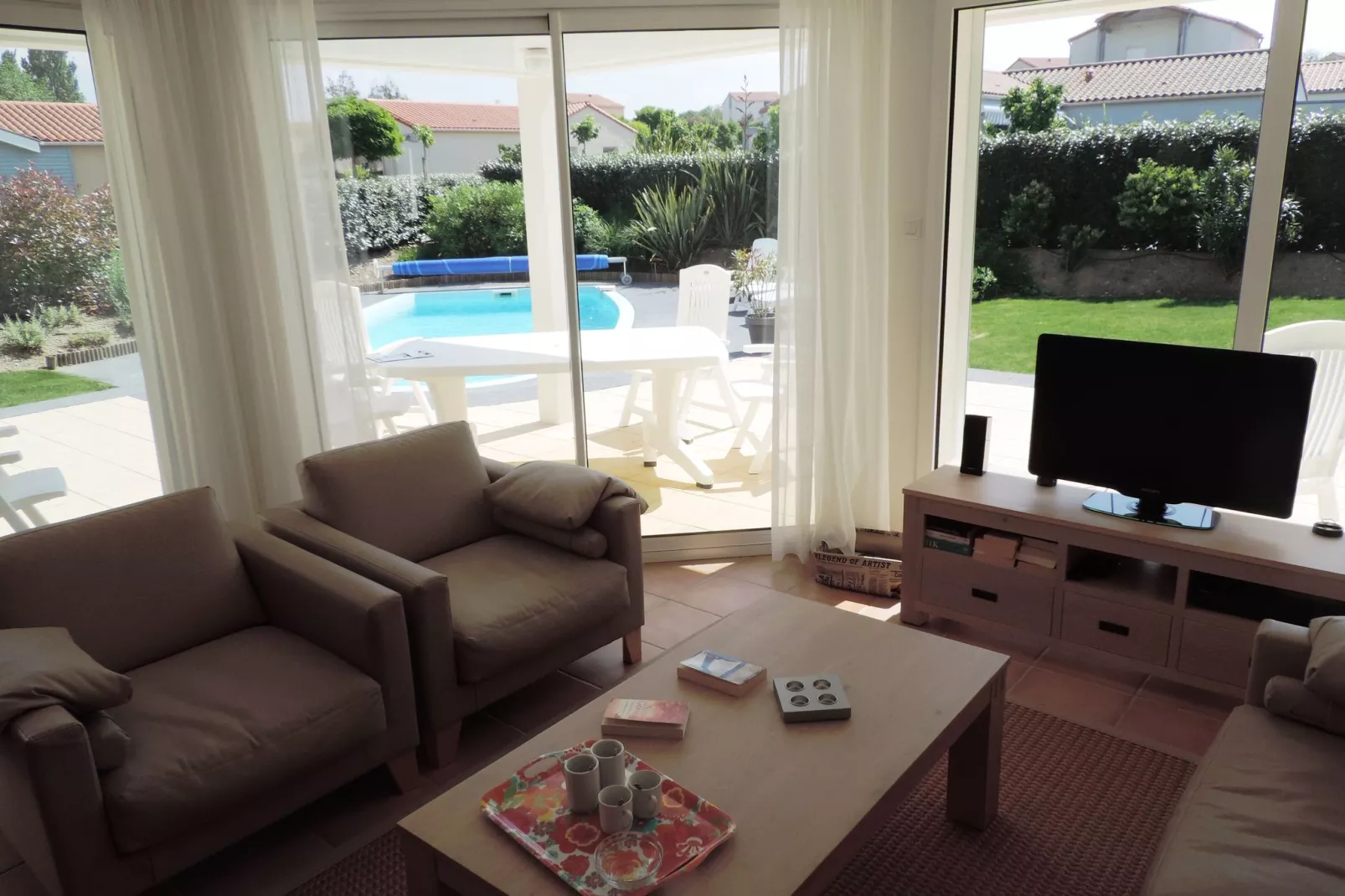 Acacia 6 with pool-Living room
