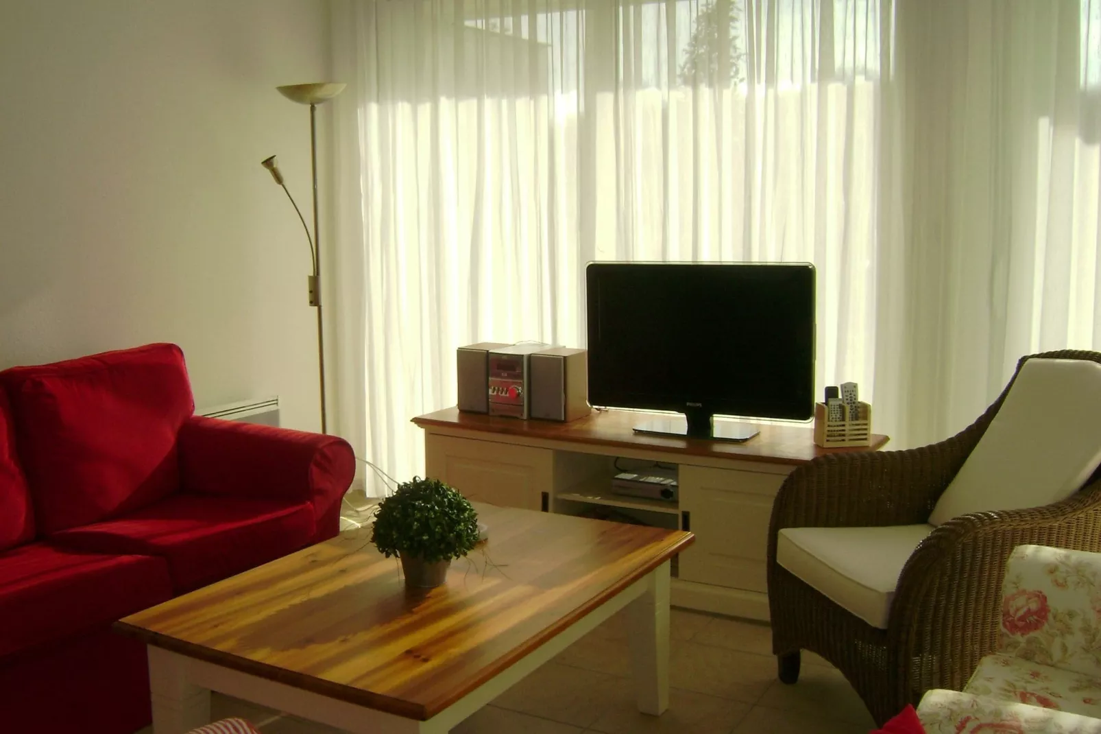 Acacia 6 with pool-Living room