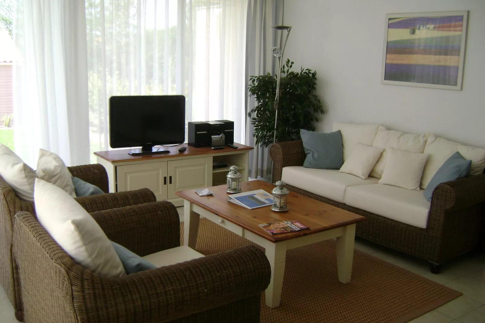 Acacia 6 with pool-Living room