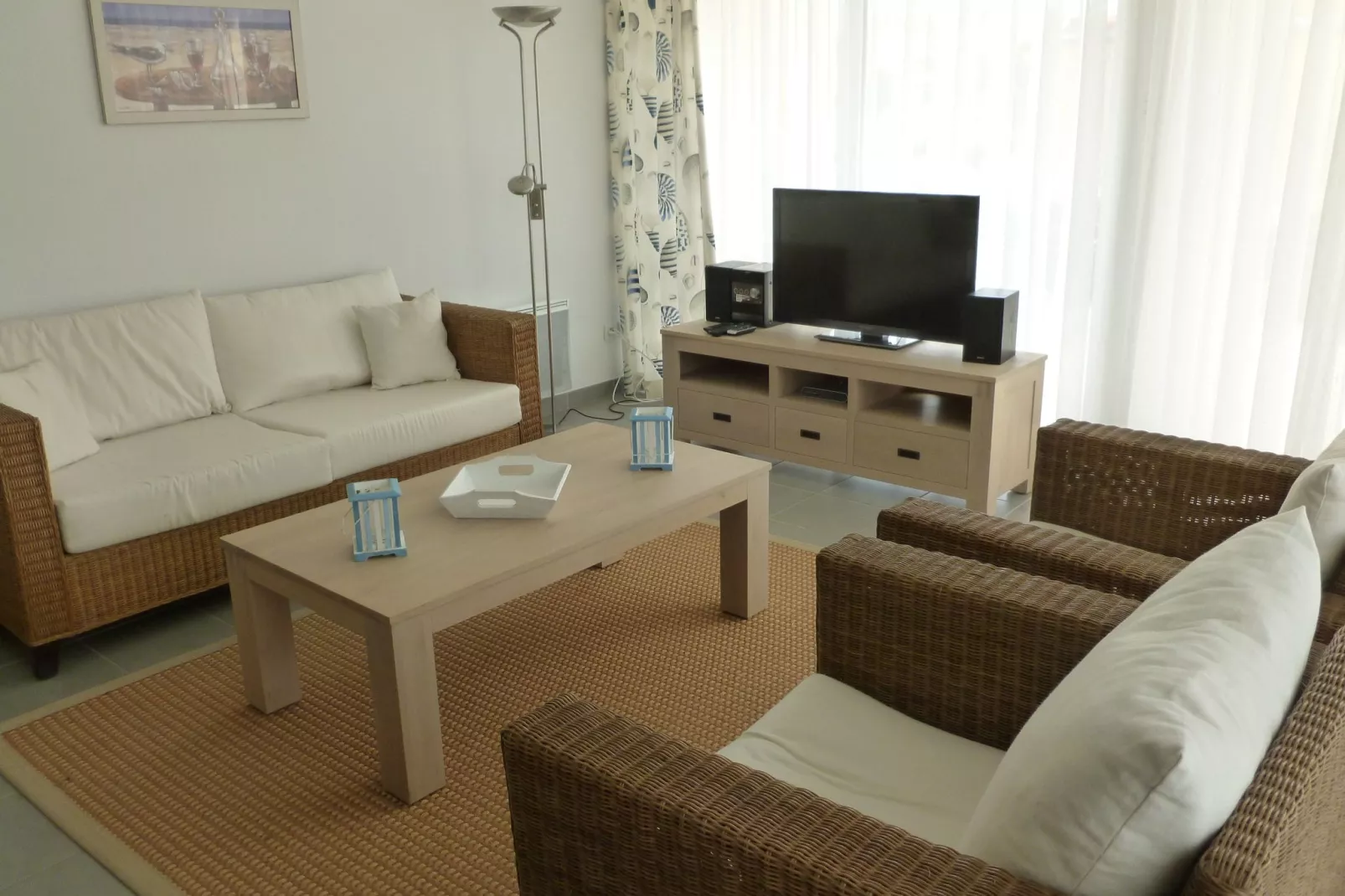 Acacia 6 with pool-Living room