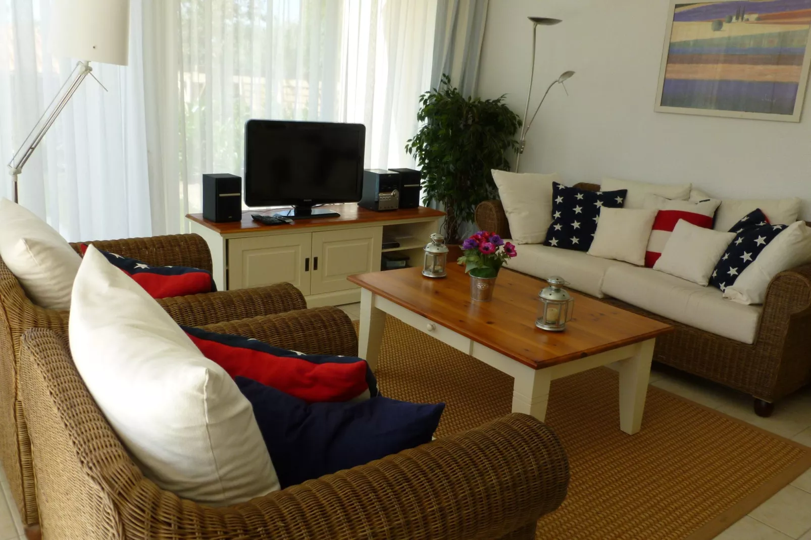 Acacia 6 with pool-Living room