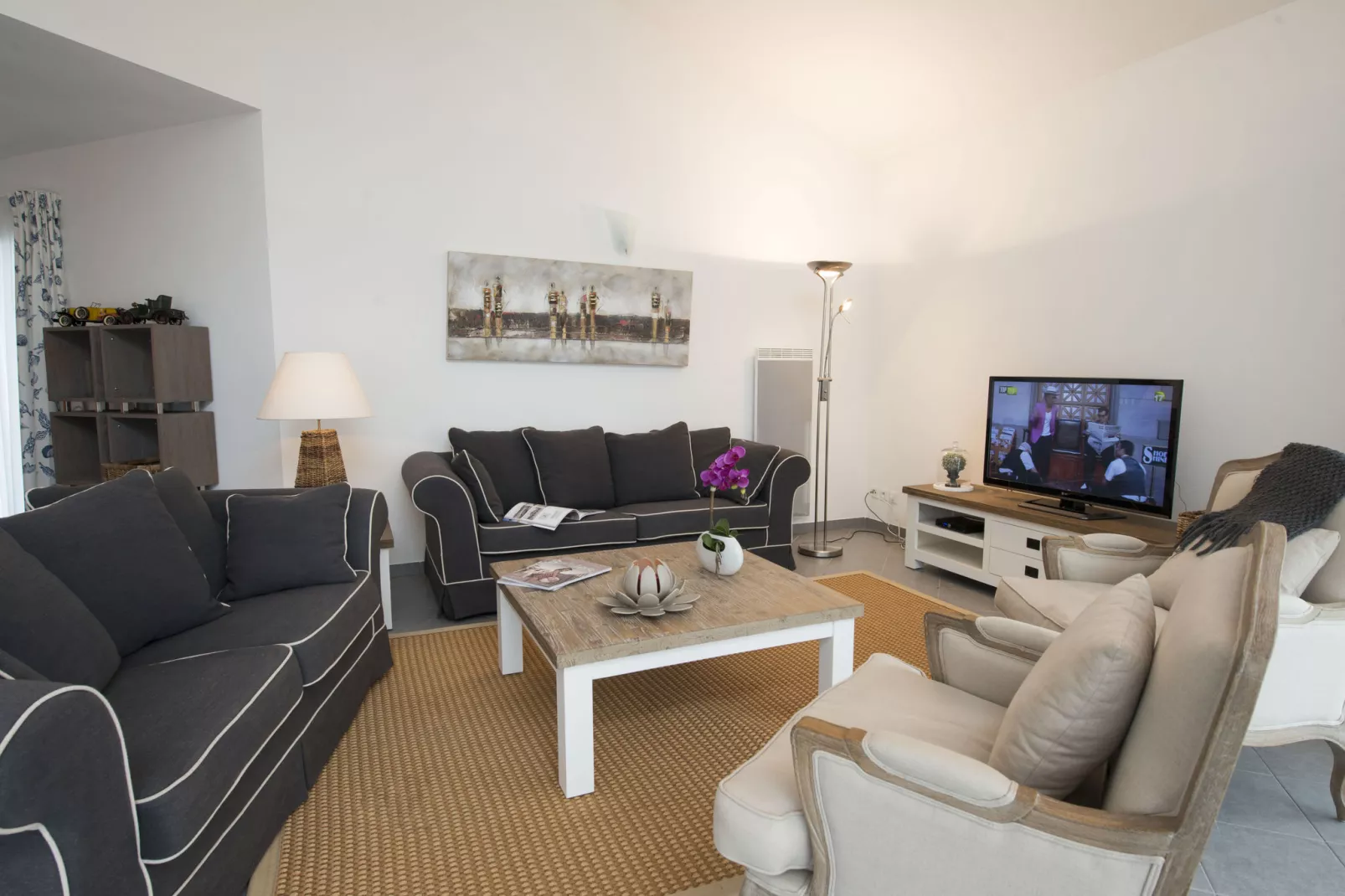 Sequoia 8 with pool-Living room