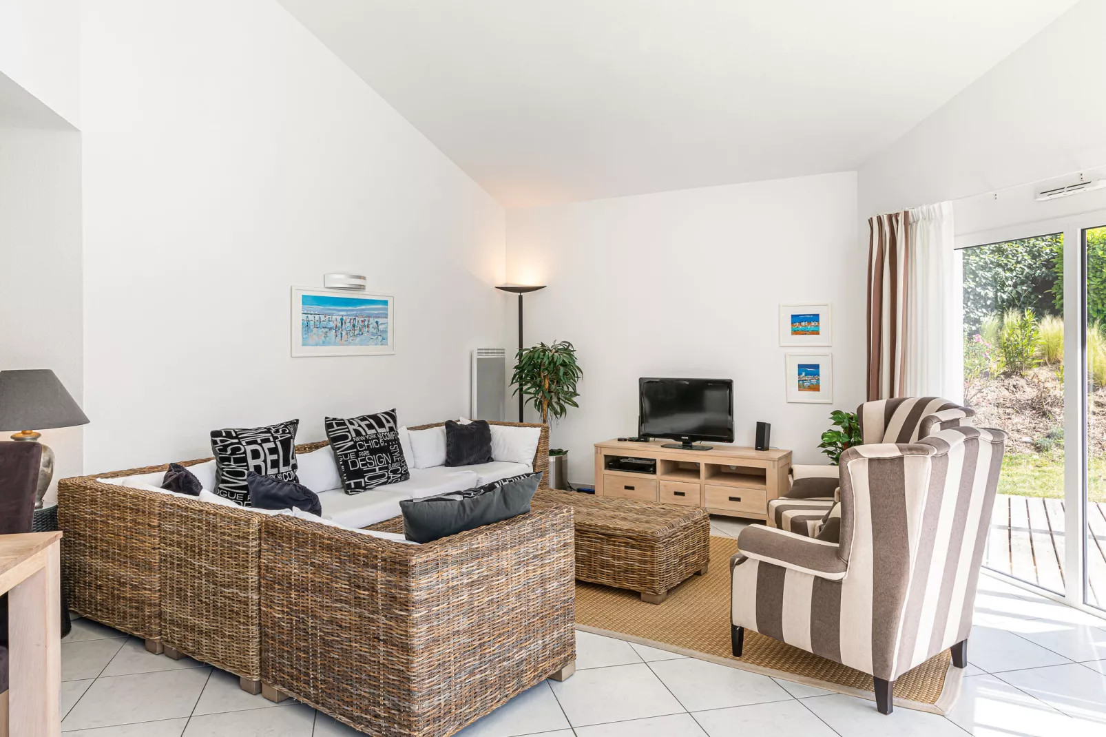 Sequoia 8 with pool-Living room