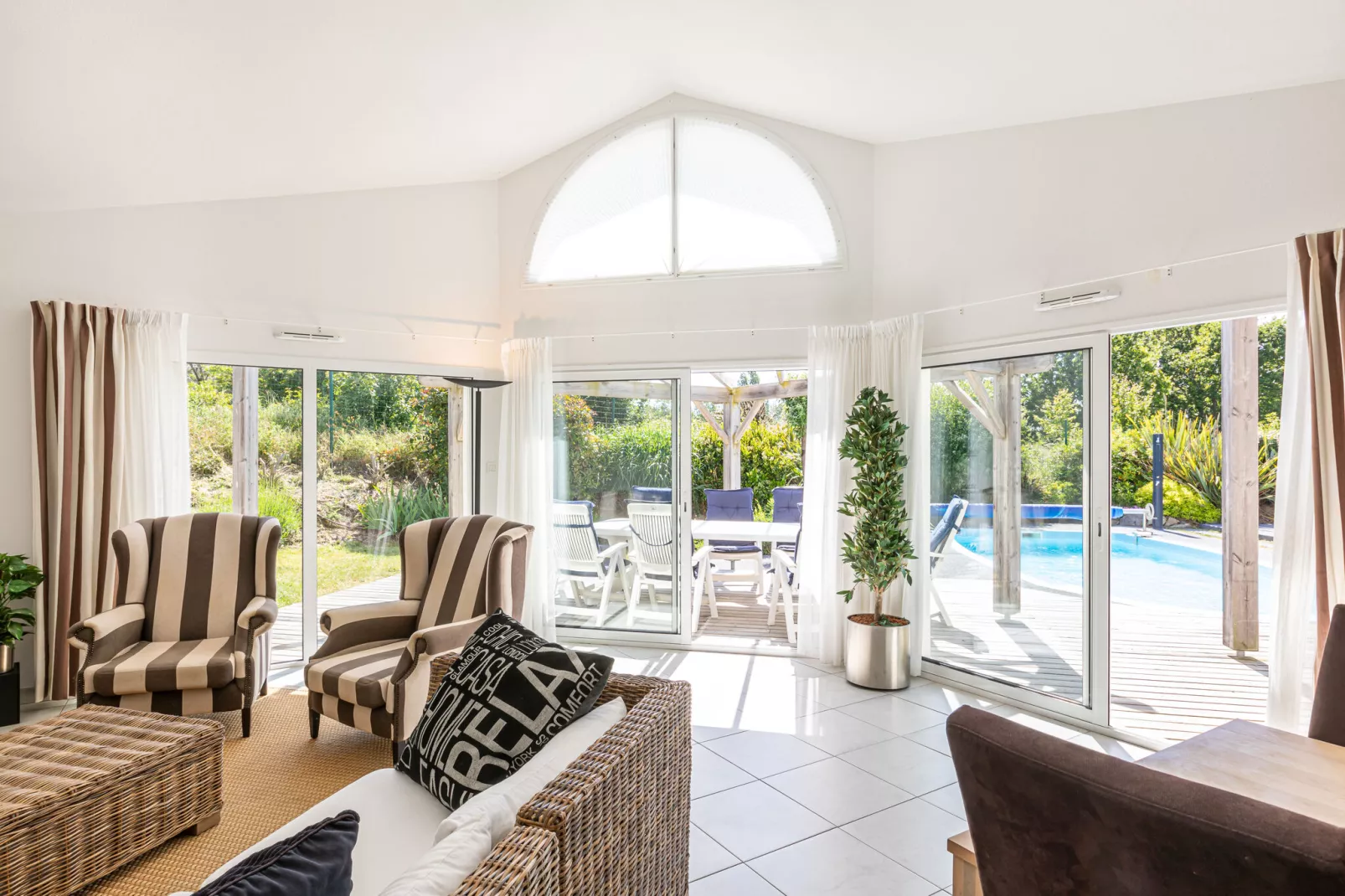 Sequoia 8 with pool-Living room