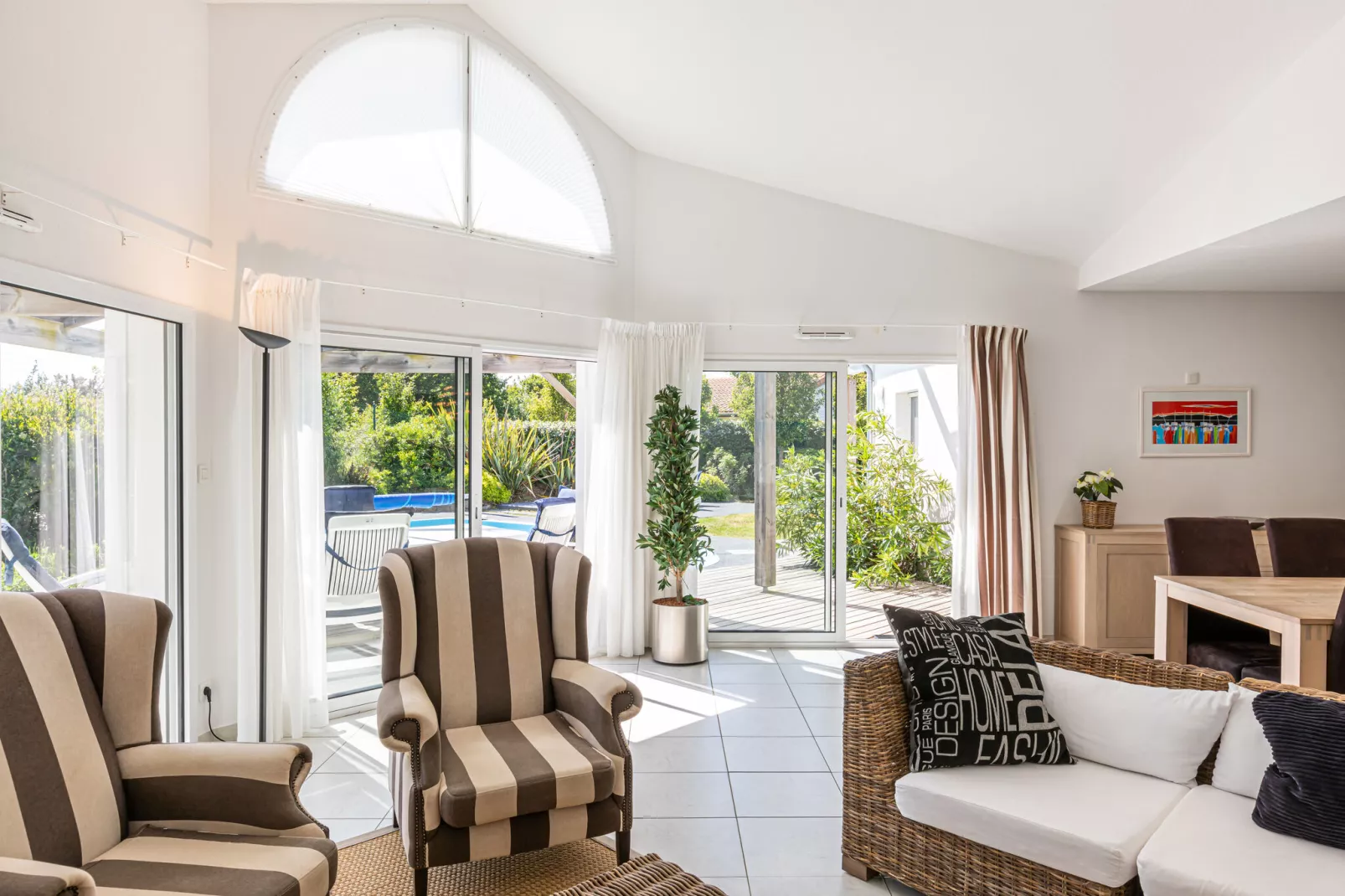 Sequoia 8 with pool-Living room