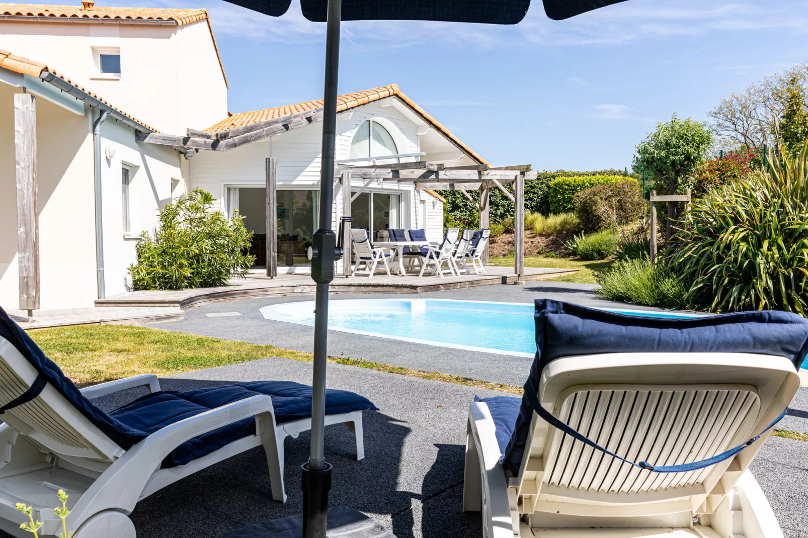 Sequoia 8 with pool-Gardens summer