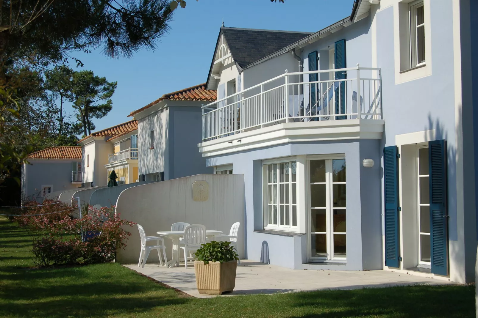 Le Domaine de Fontenelles 2-Exterior summer