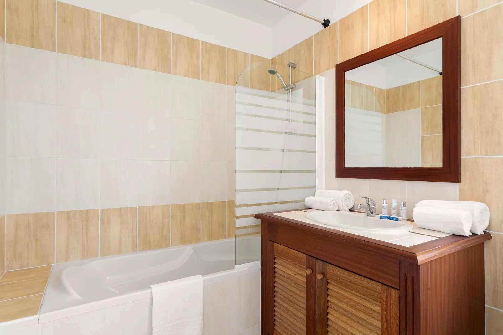 Le Domaine de Fontenelles 1-Bathroom