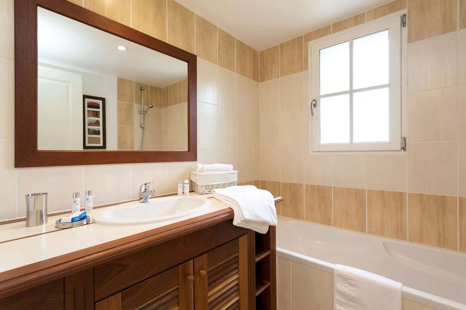 Le Domaine de Fontenelles 1-Bathroom
