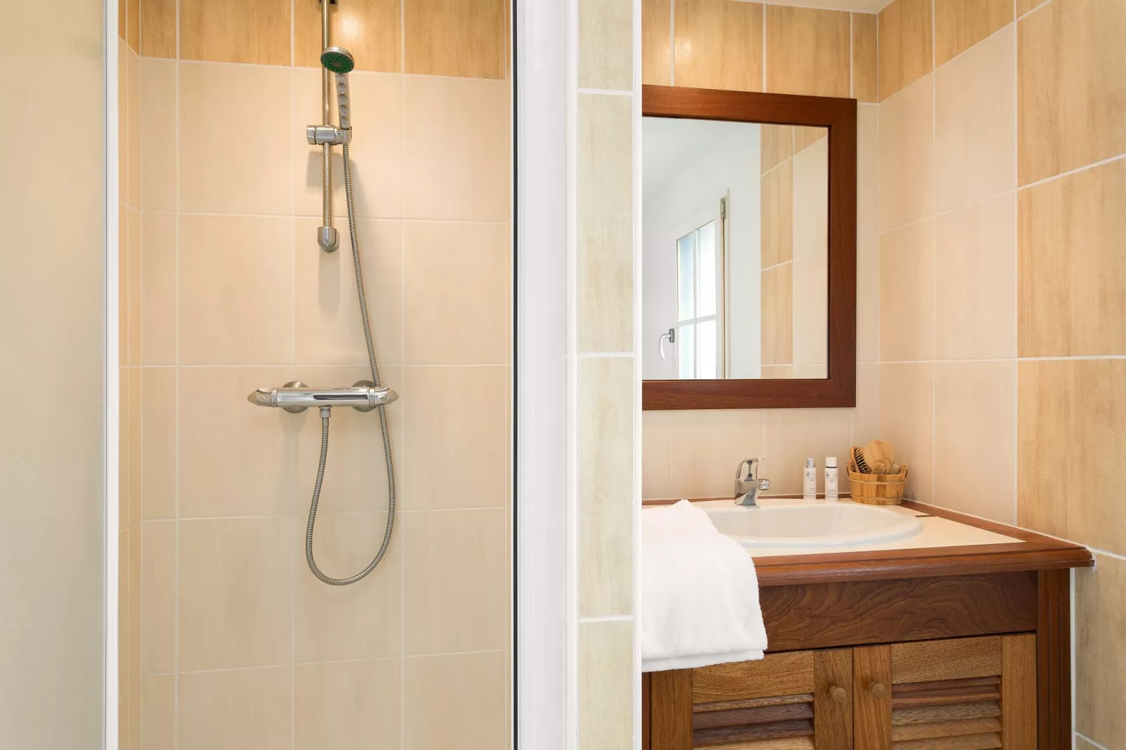 Le Domaine de Fontenelles 1-Bathroom