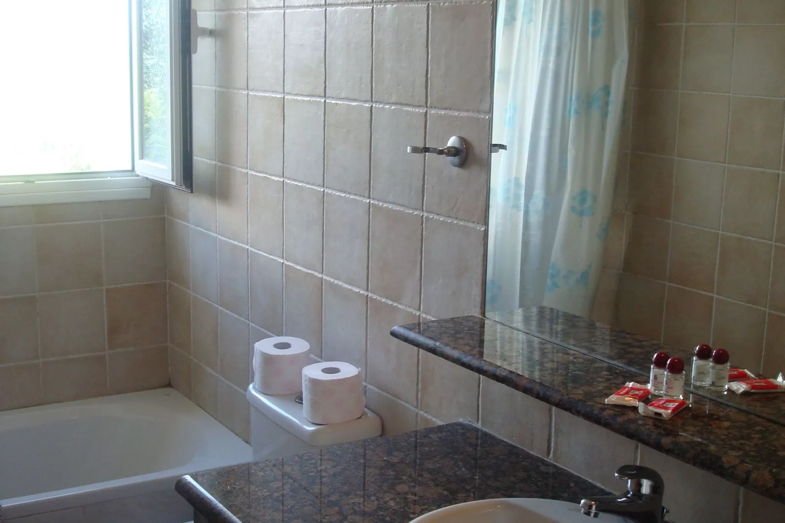 Fundana Family Apartment-Bathroom