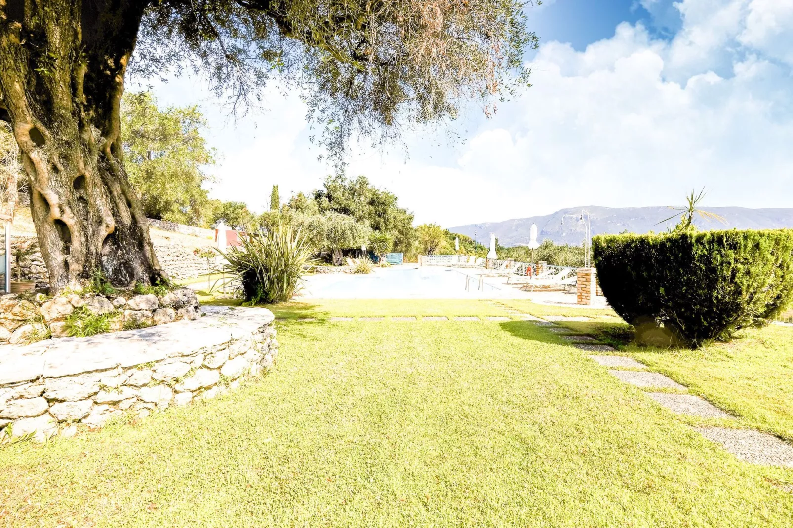 Fundana Suite-Gardens summer