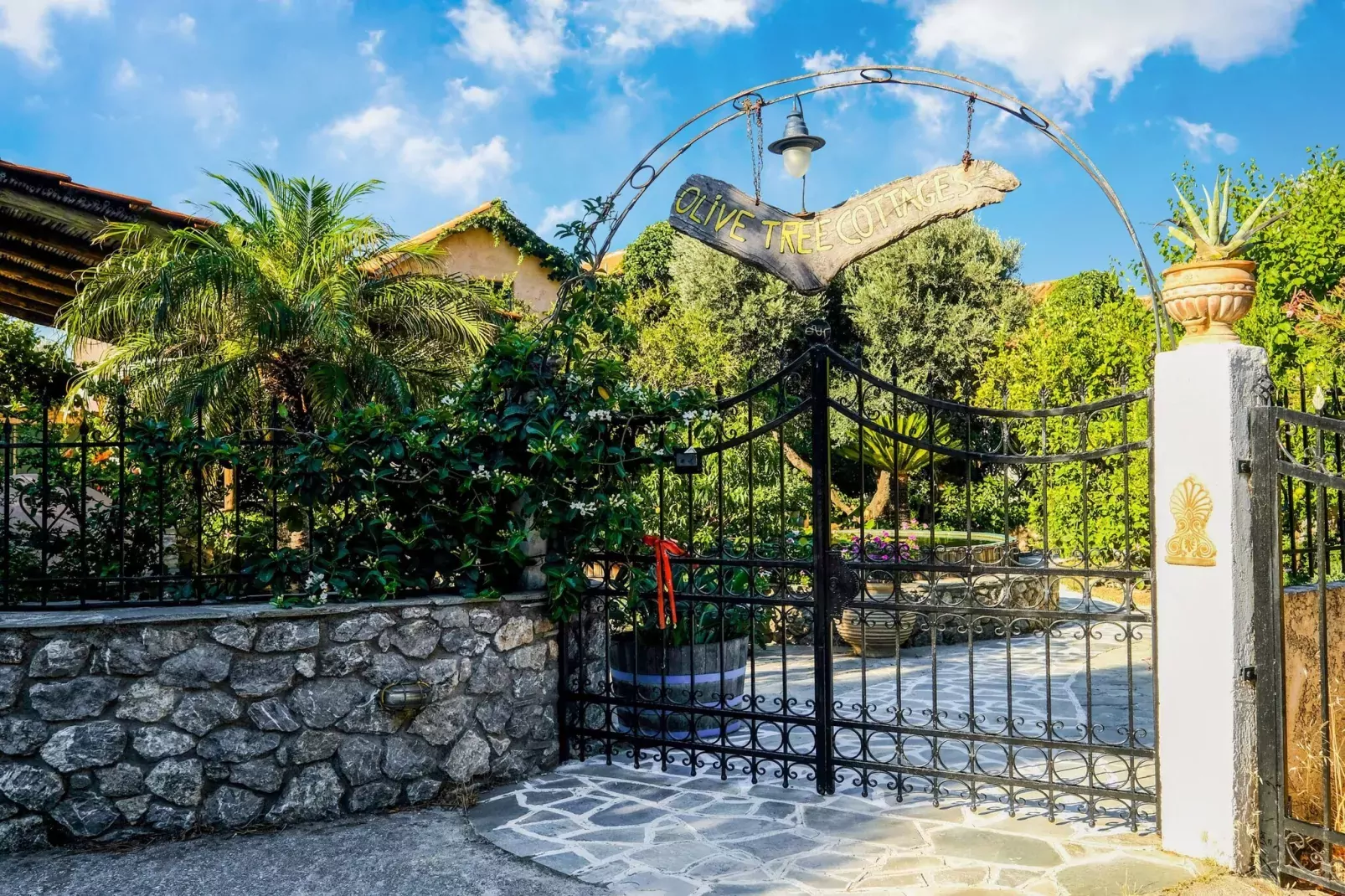 Olive Tree Cottage No 3-Reception hall
