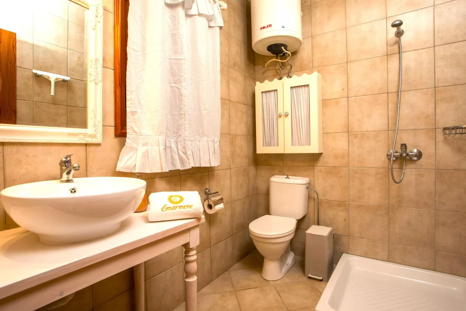 Emarmene Country Home-Bathroom