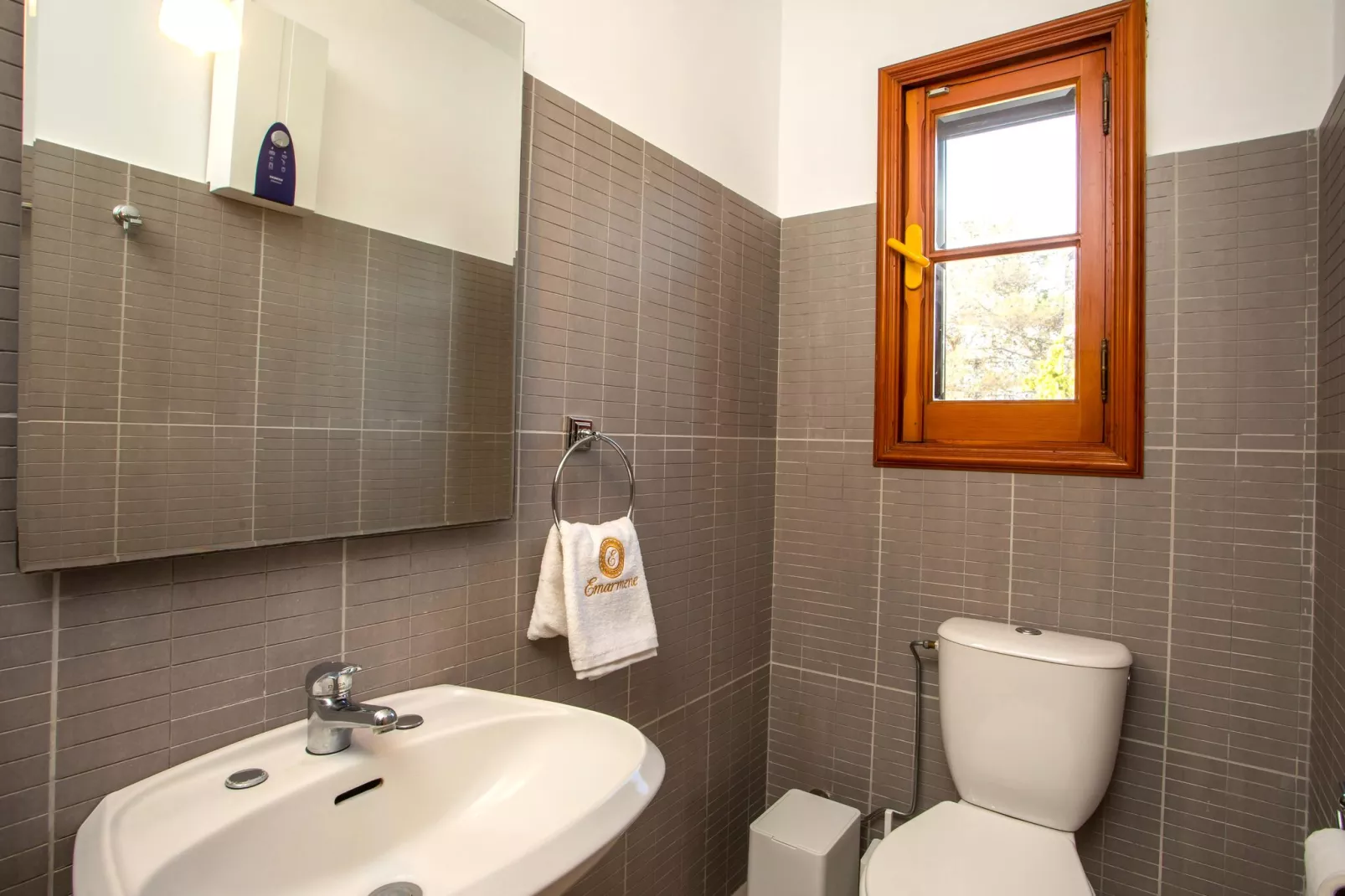 Emarmene Country Home-Bathroom