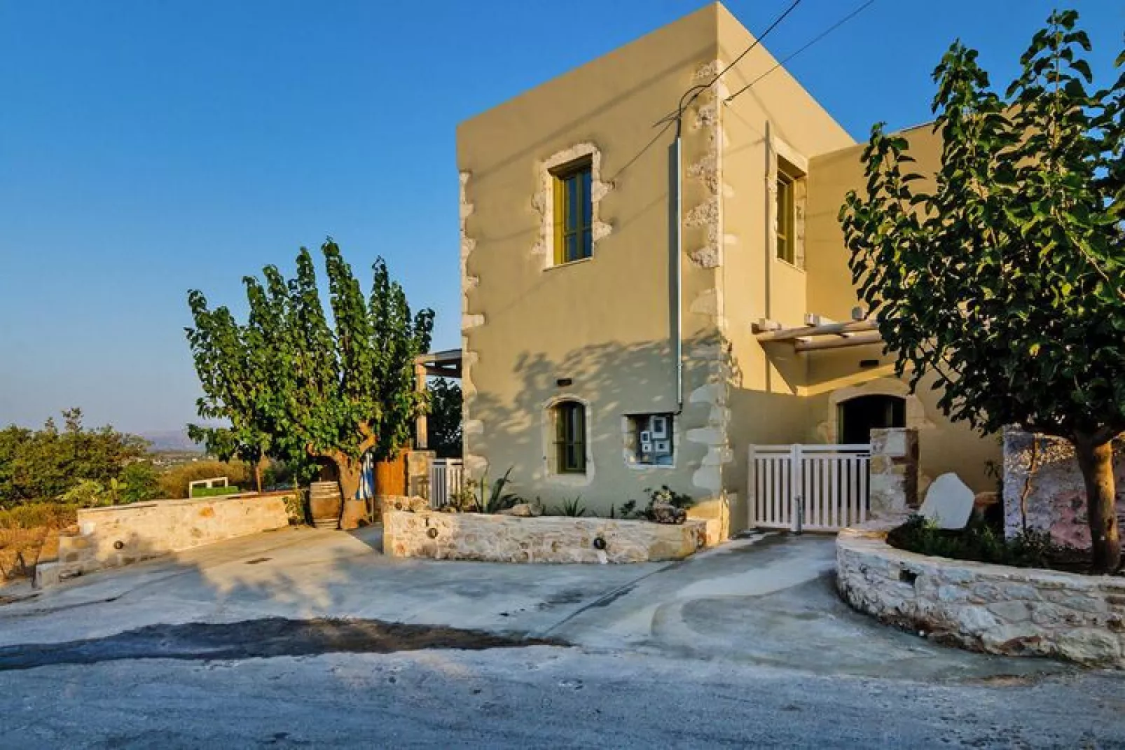 Holiday home, Kastellos-Villa Leonanto-Außenbereich Sommer