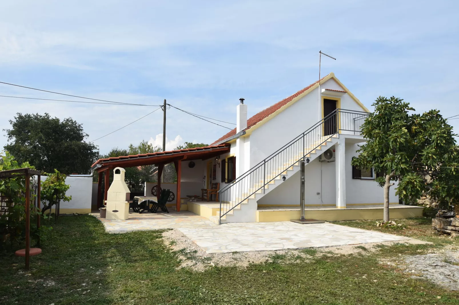 Ladevci-Exterior summer