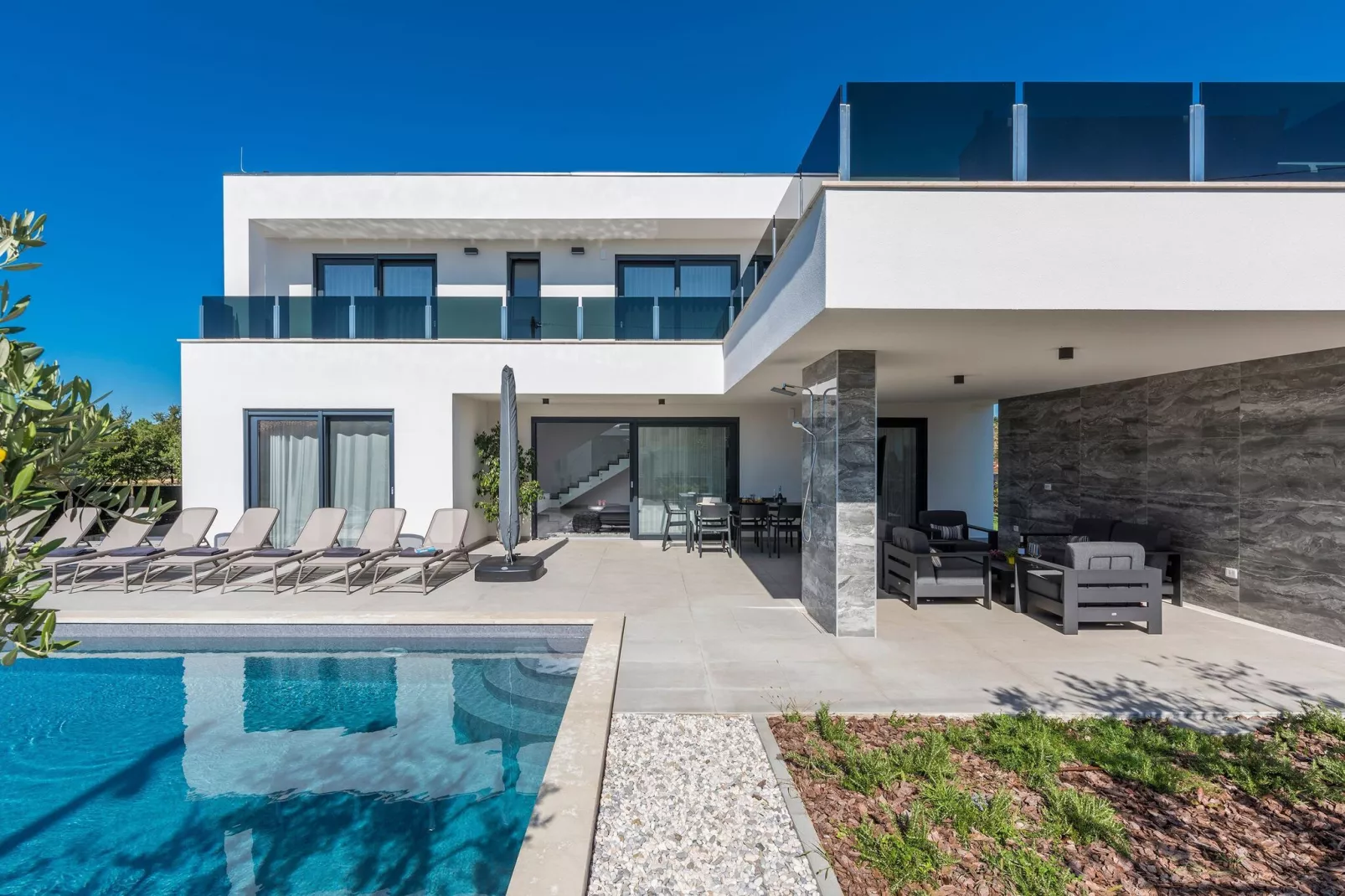 Sandy-Exterior summer