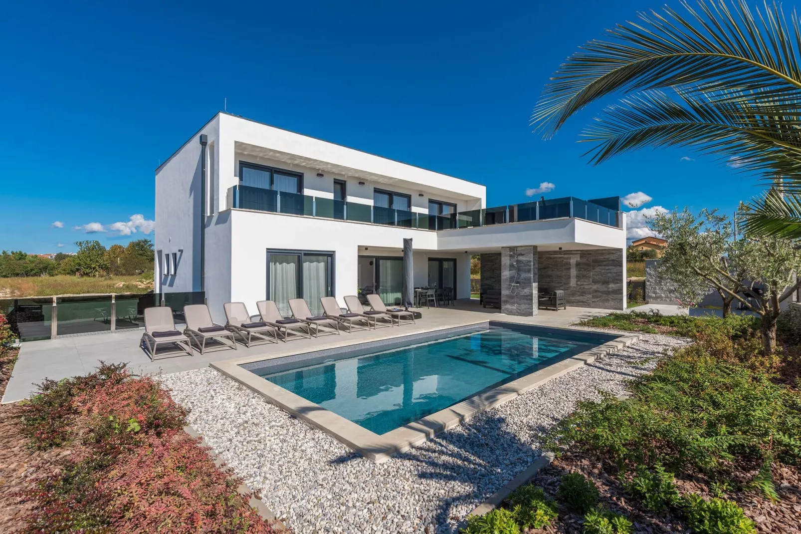 Sandy-Exterior summer