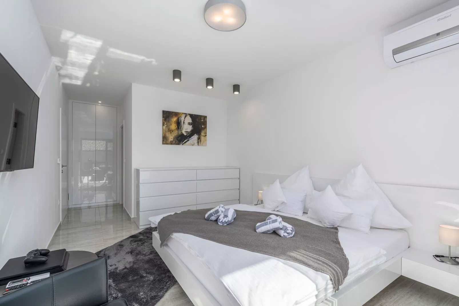 Sandy-Bedroom