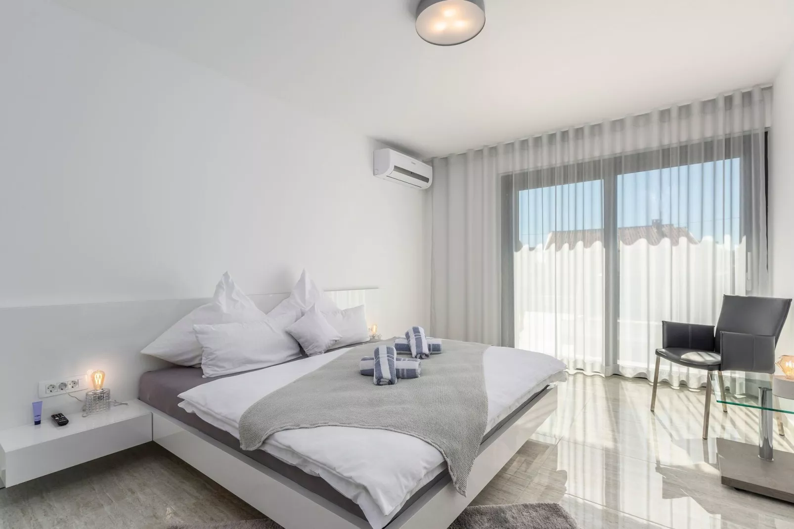 Sandy-Bedroom