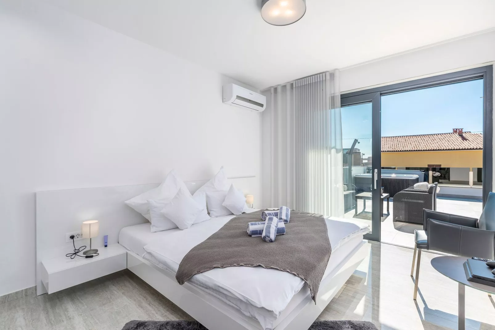 Sandy-Bedroom
