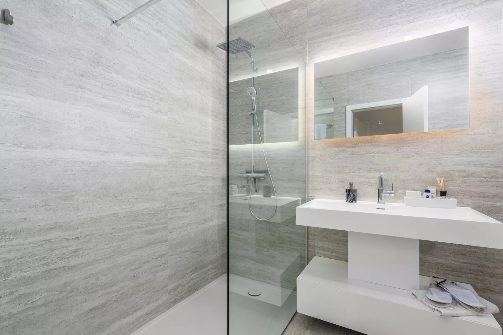 Sandy-Bathroom