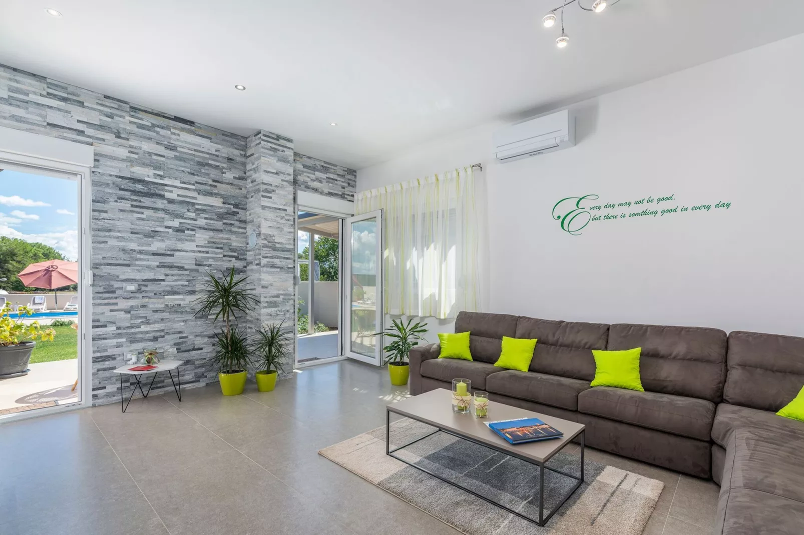 KAYAK-Living room