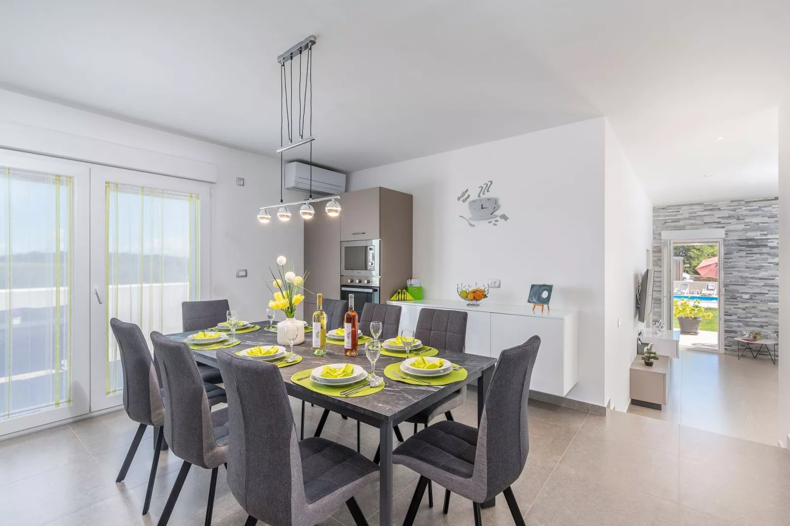 KAYAK-Dining room