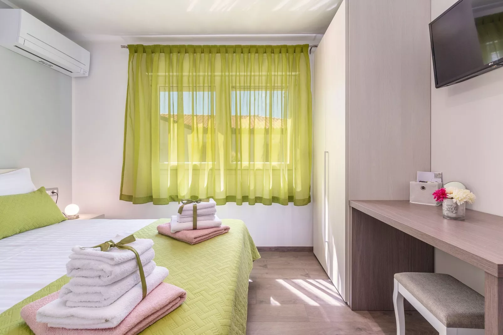 KAYAK-Bedroom