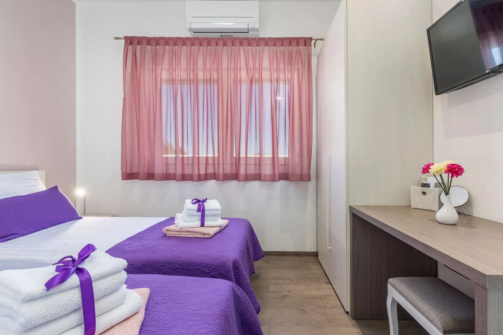 KAYAK-Bedroom