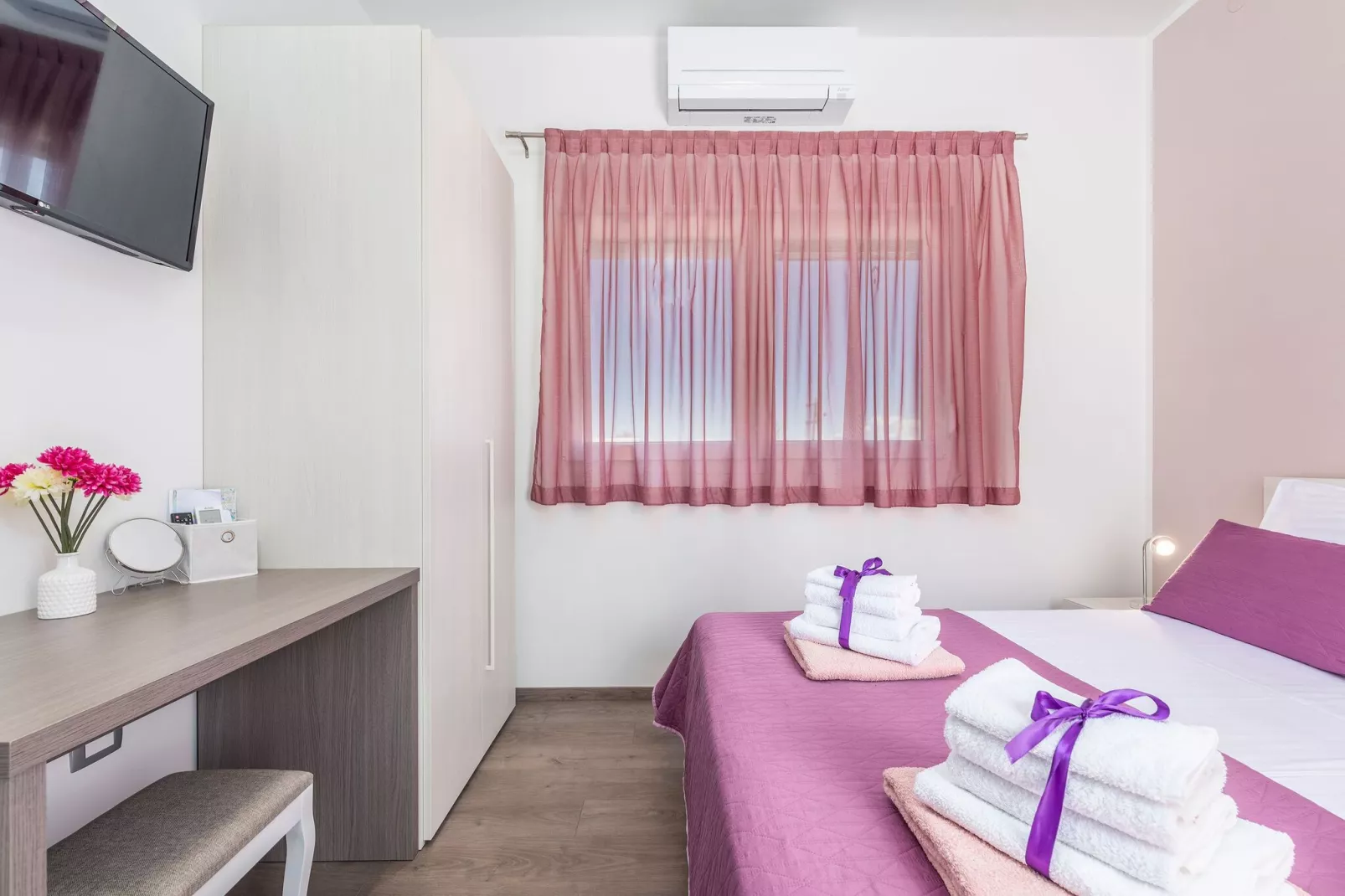 KAYAK-Bedroom