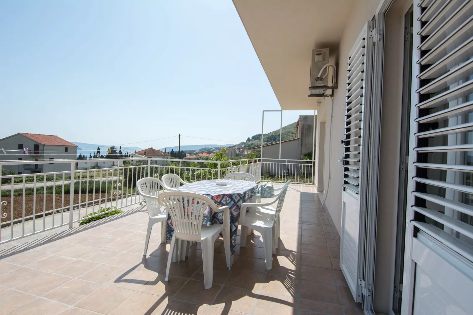 Tina's Apartment-Terrace balcony