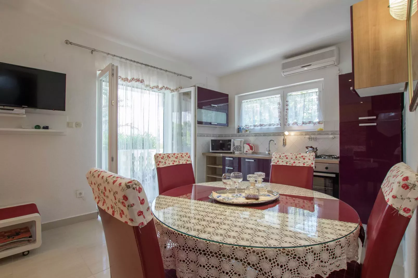 Marina Jacuzzi  Apartment  C-Dining room