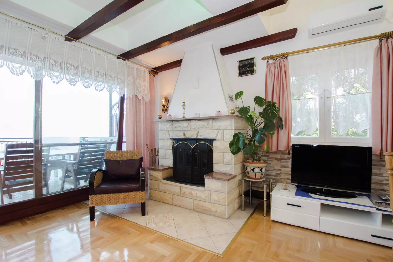 Marina Top Floor apartment E-Living room