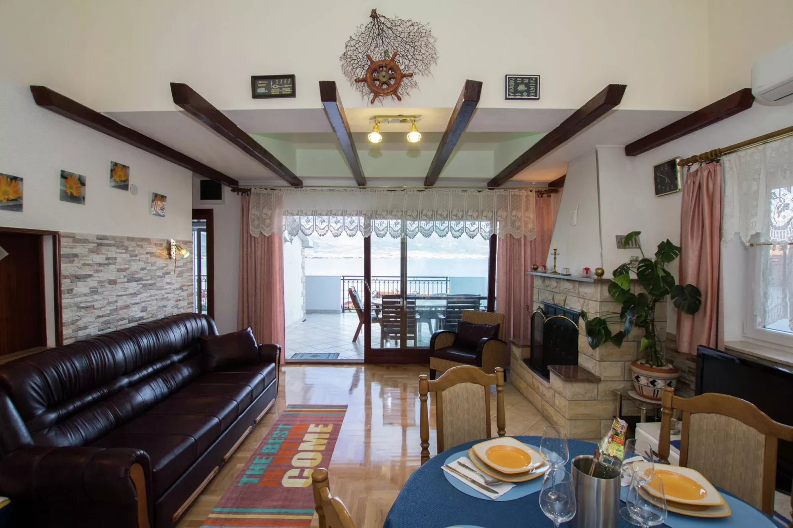 Marina Top Floor apartment E-Living room