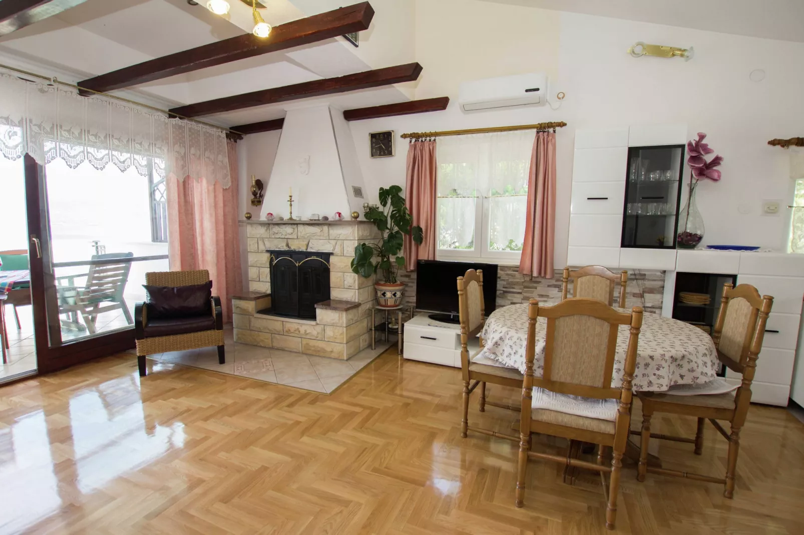Marina Top Floor apartment E-Dining room