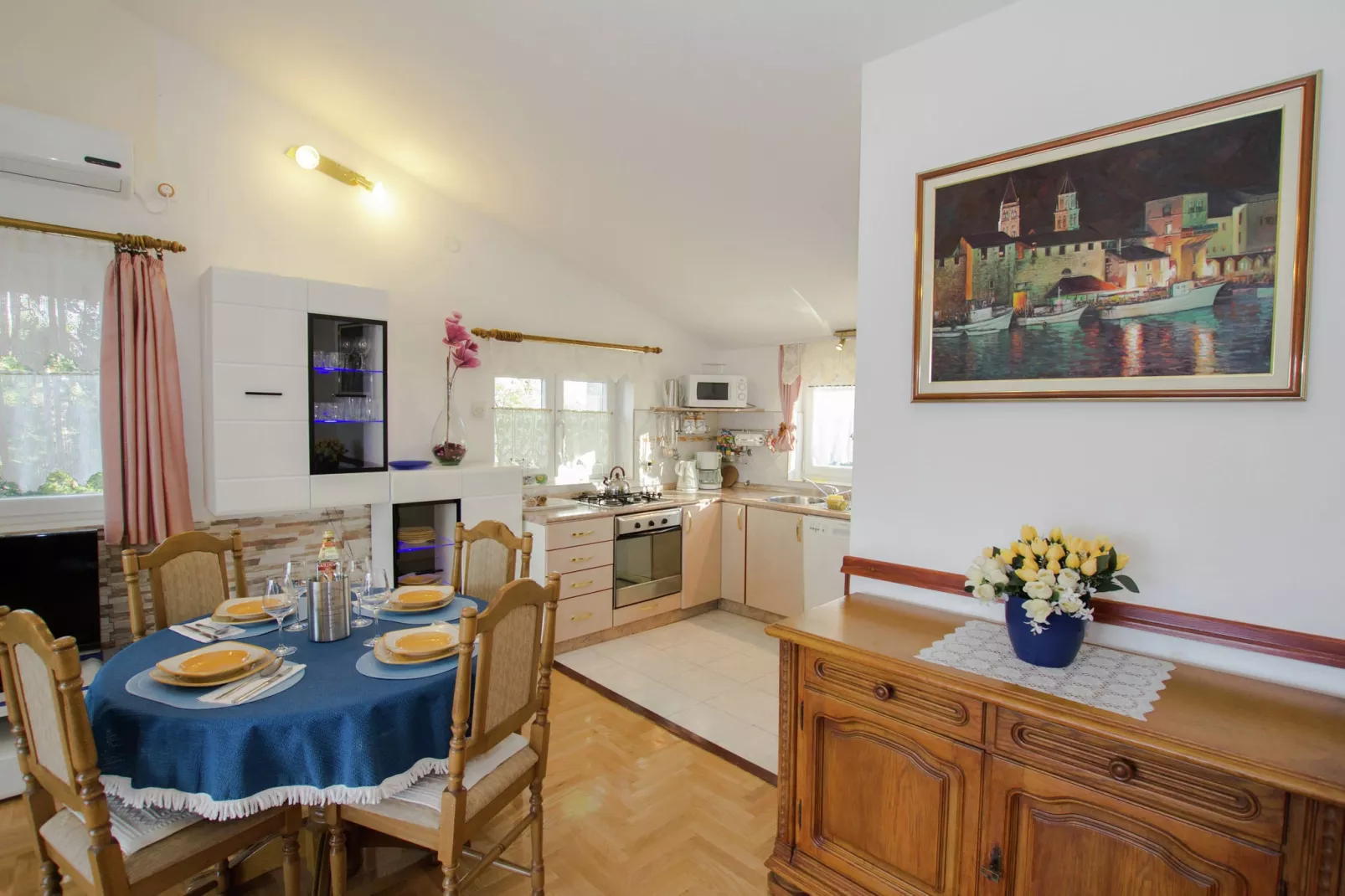 Marina Top Floor apartment E-Dining room