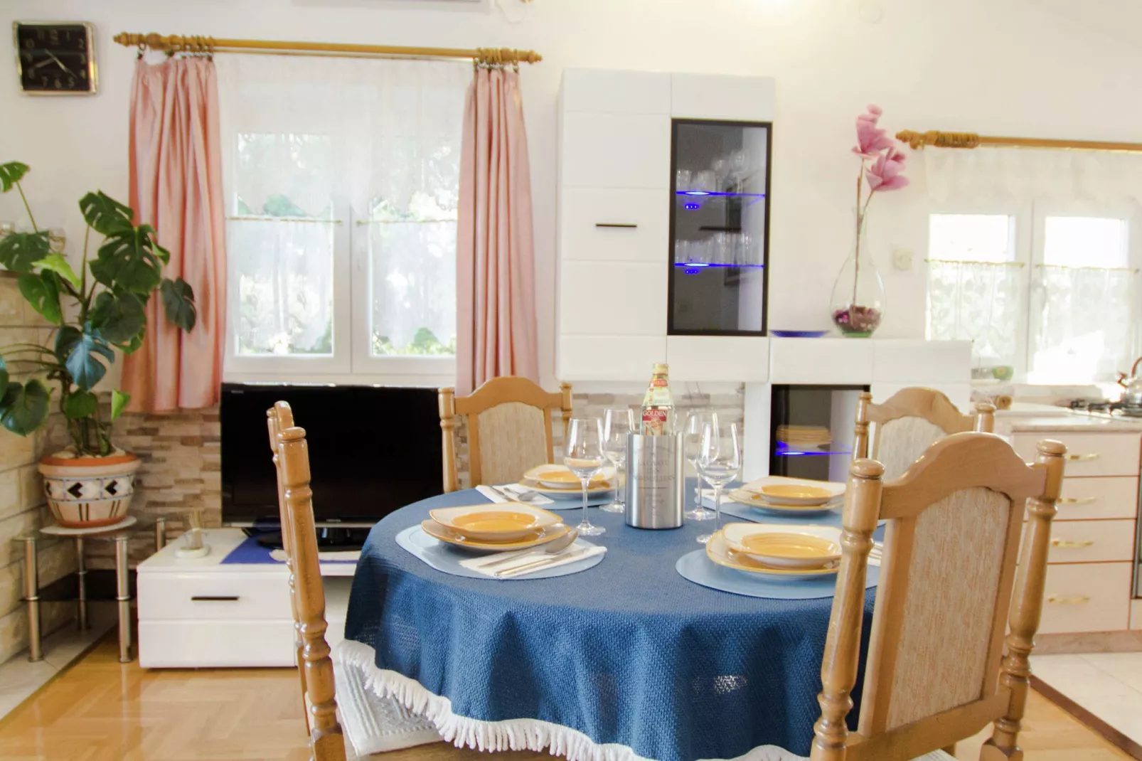 Marina Top Floor apartment E-Dining room