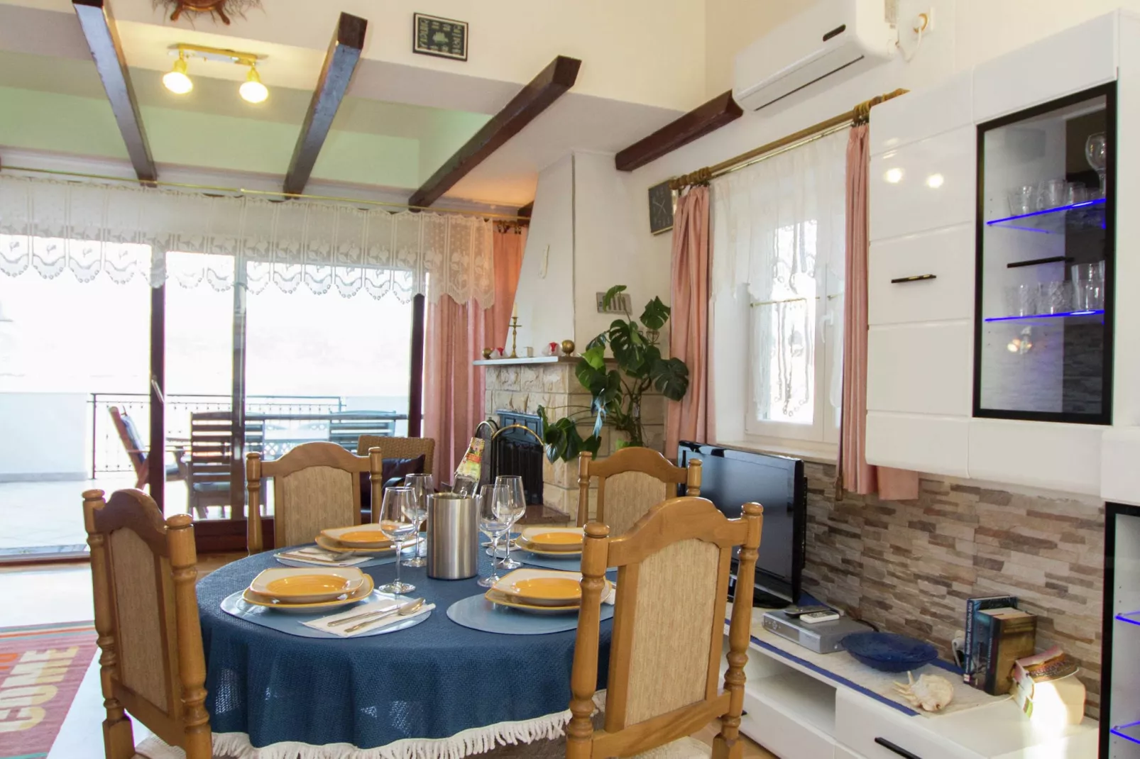 Marina Top Floor apartment E-Dining room