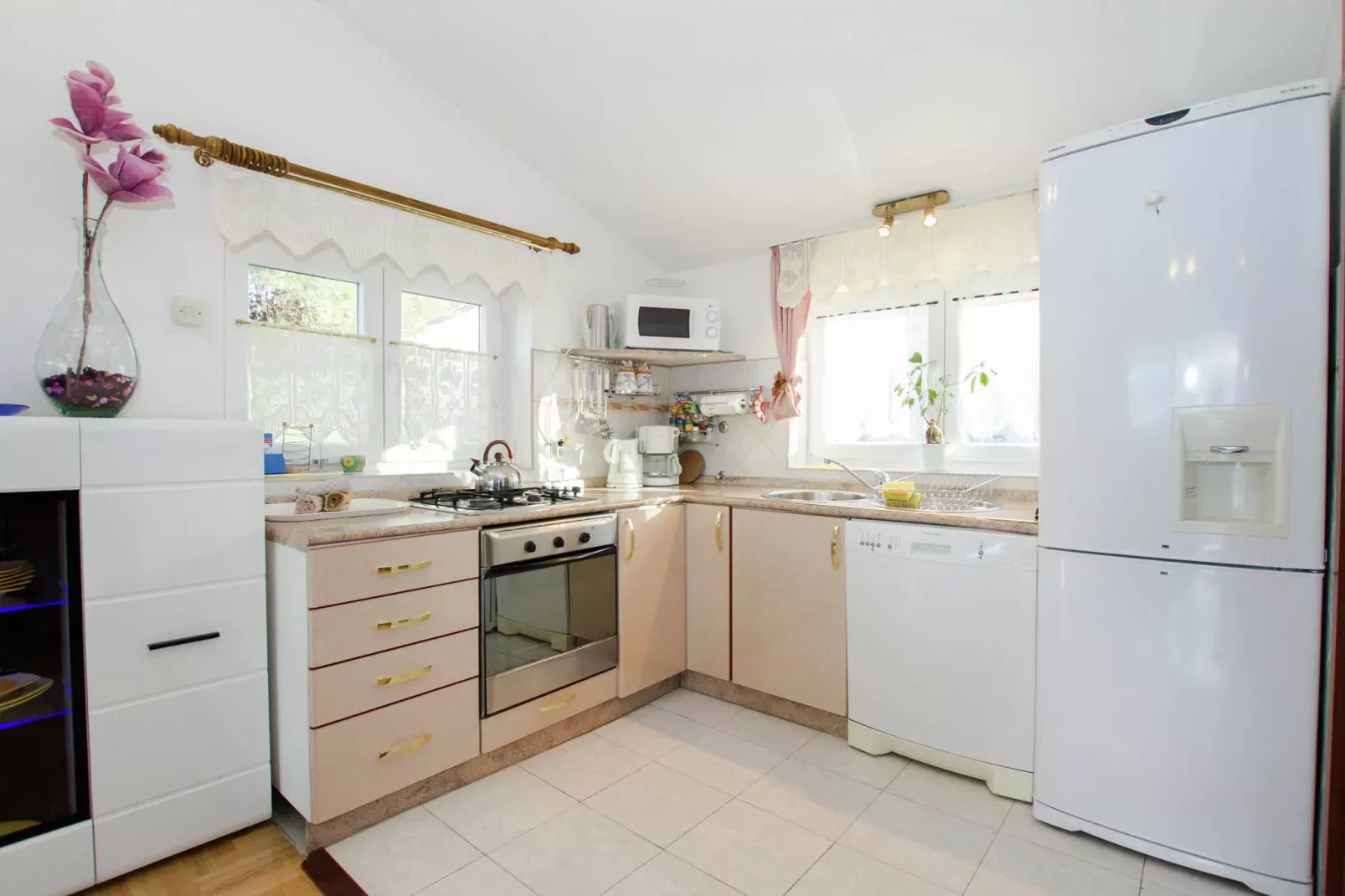 Marina Top Floor apartment E-Kitchen