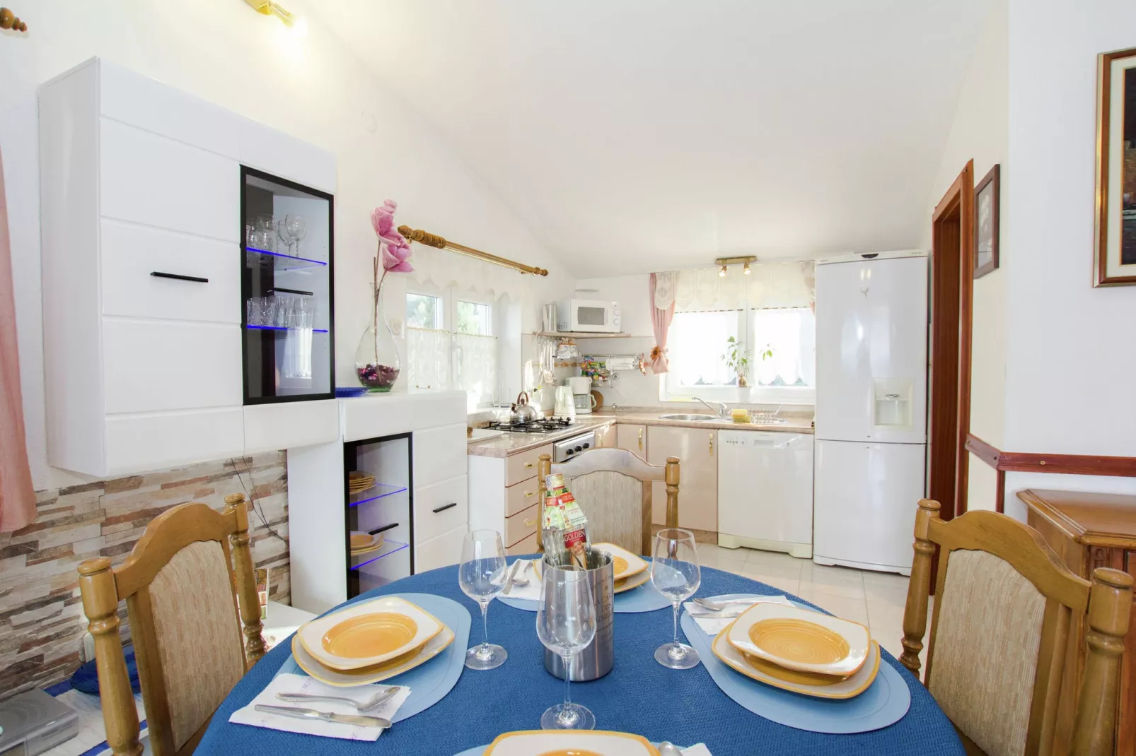 Marina Top Floor apartment E-Kitchen