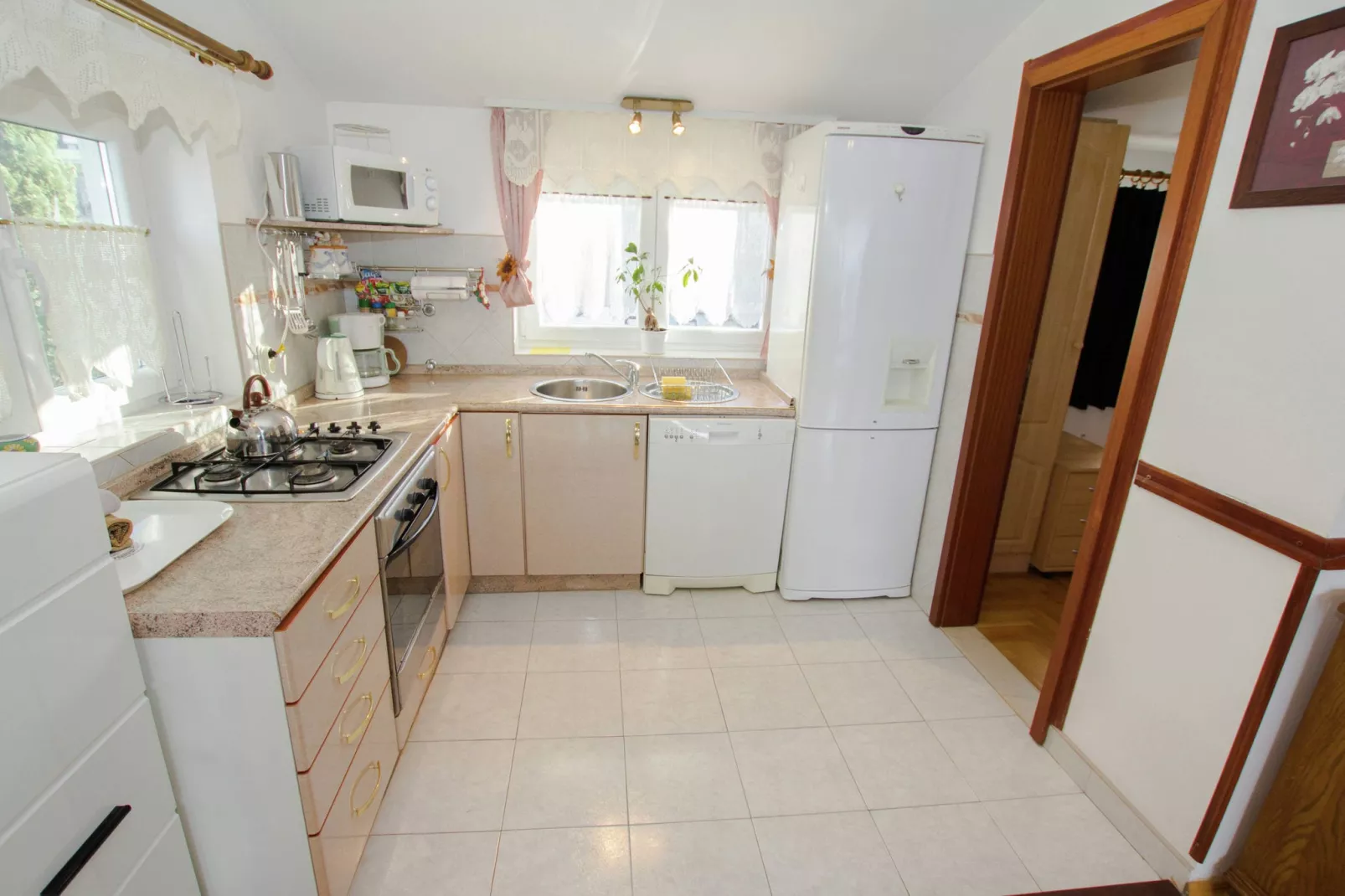Marina Top Floor apartment E-Kitchen
