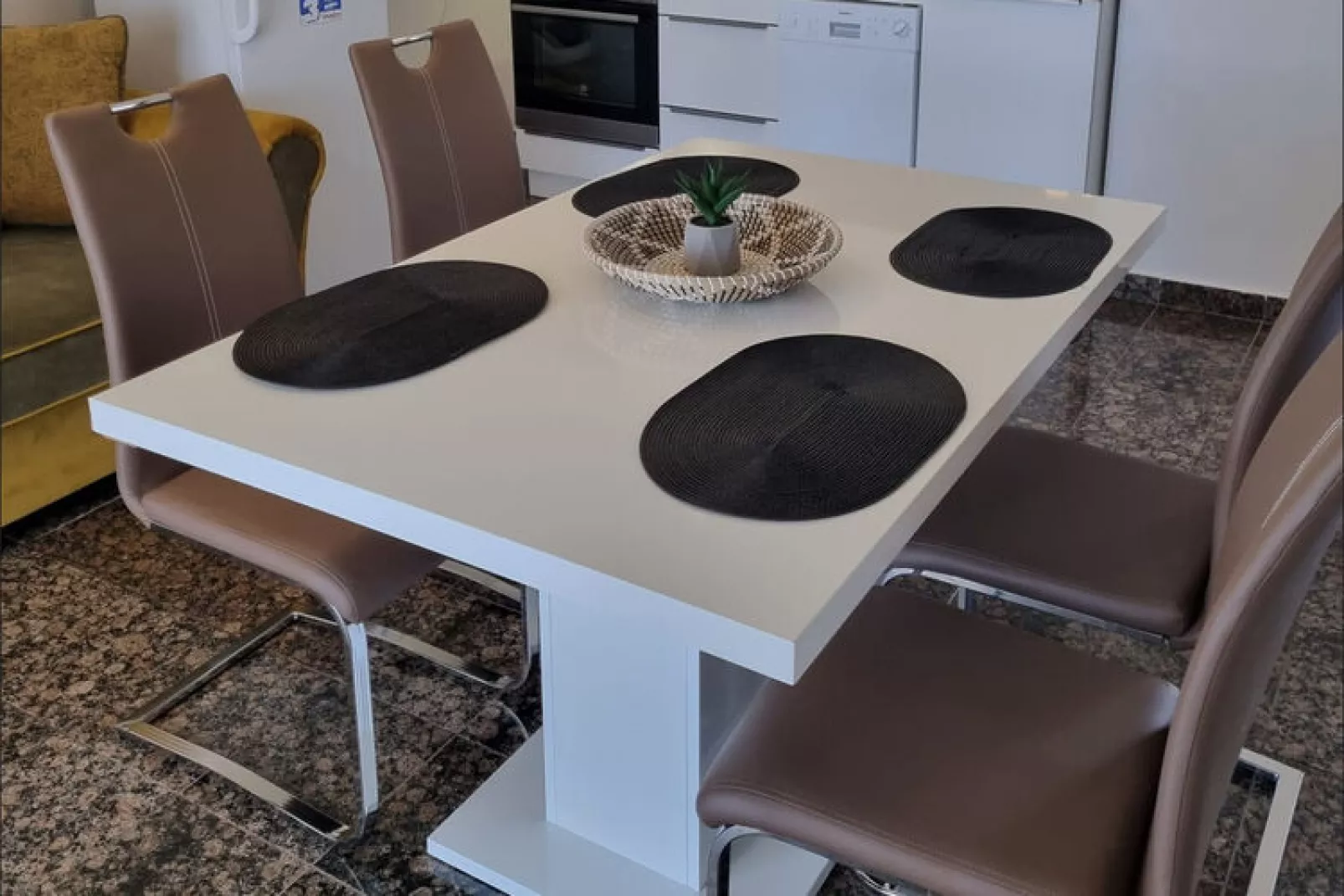 Appartemtent LUG 2 / 55qm AP9-Dining room