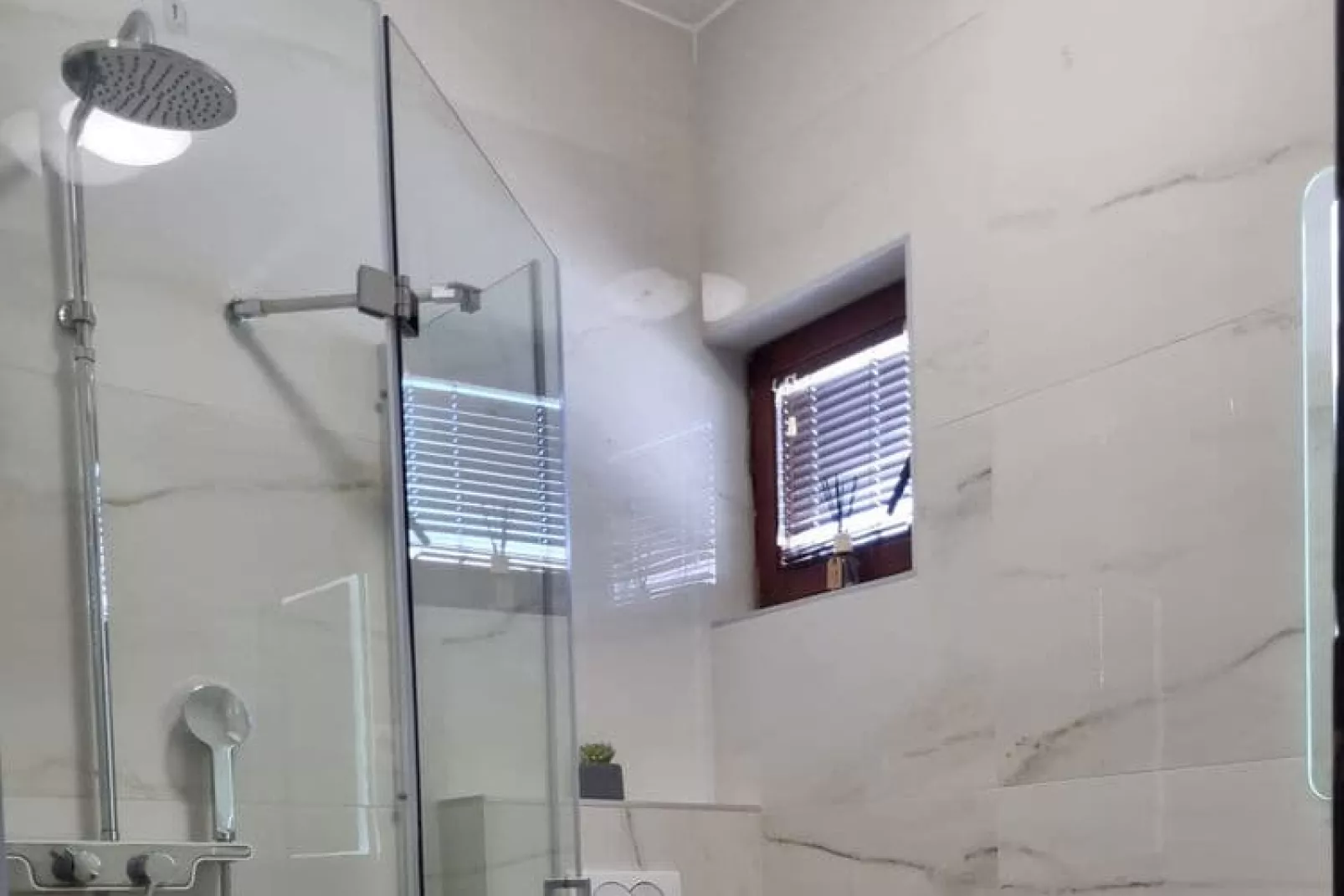 Appartemtent LUG 2 / 55qm AP9-Bathroom