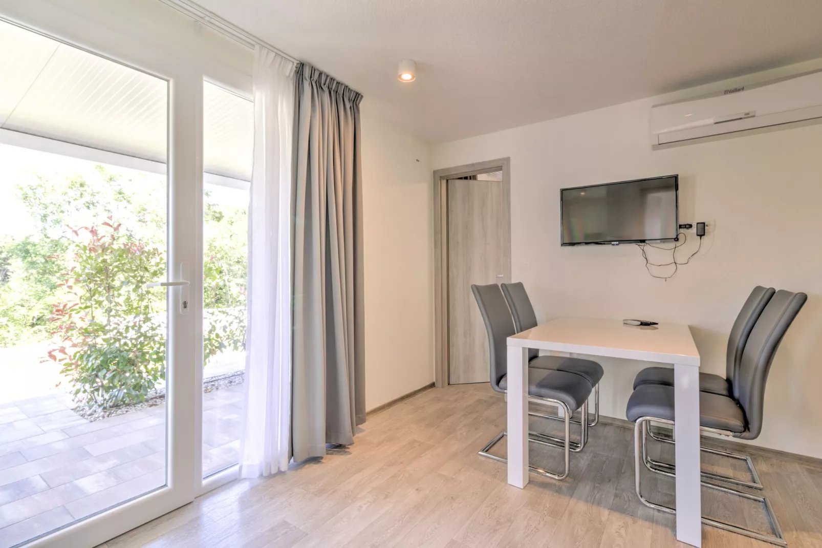 Mobile home 9-Dining room