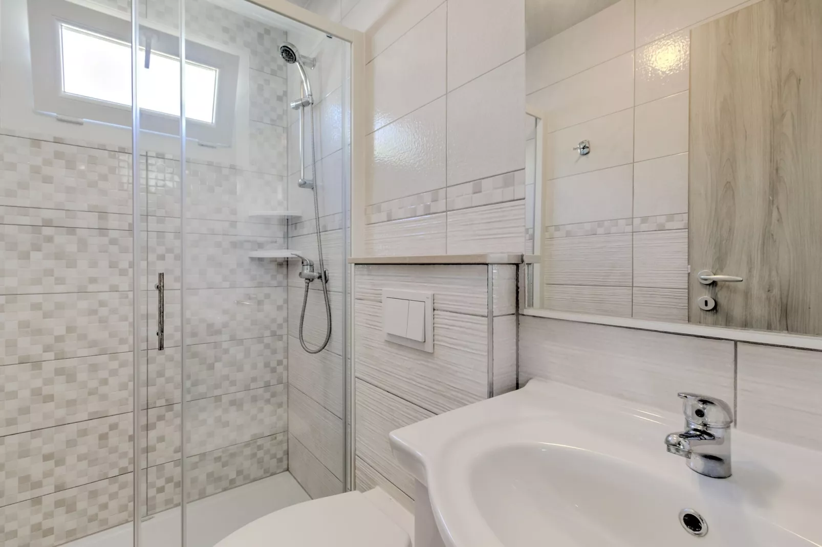 Mobile home 9-Bathroom