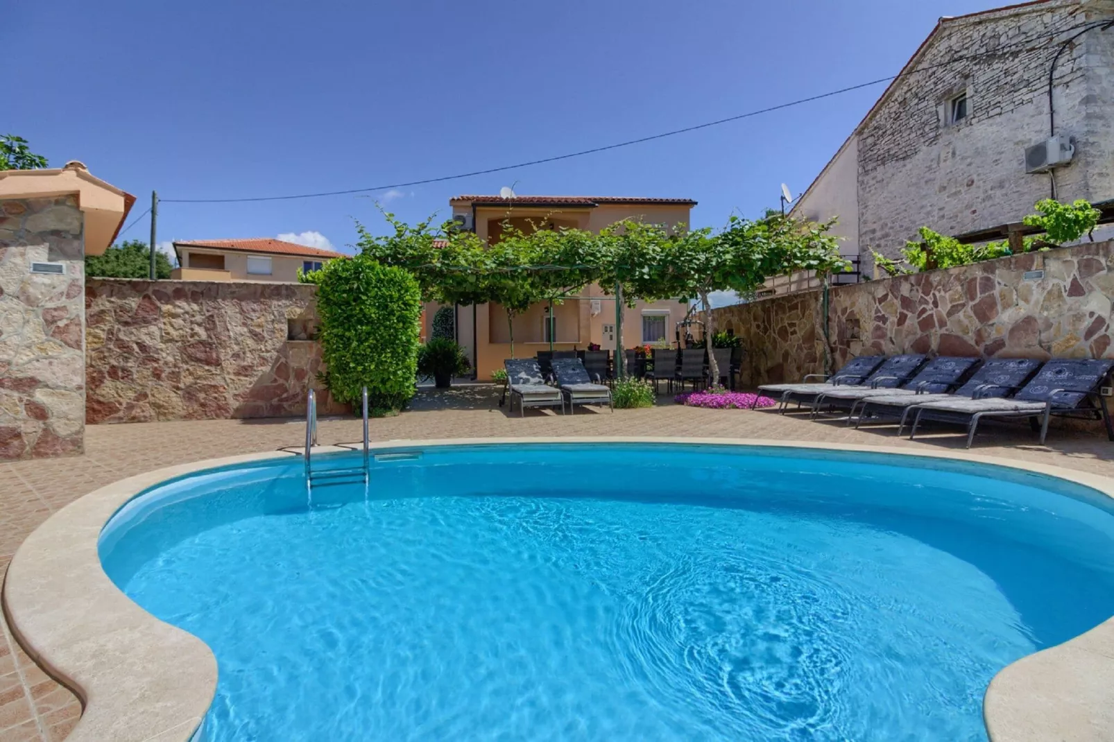 poolofhouse