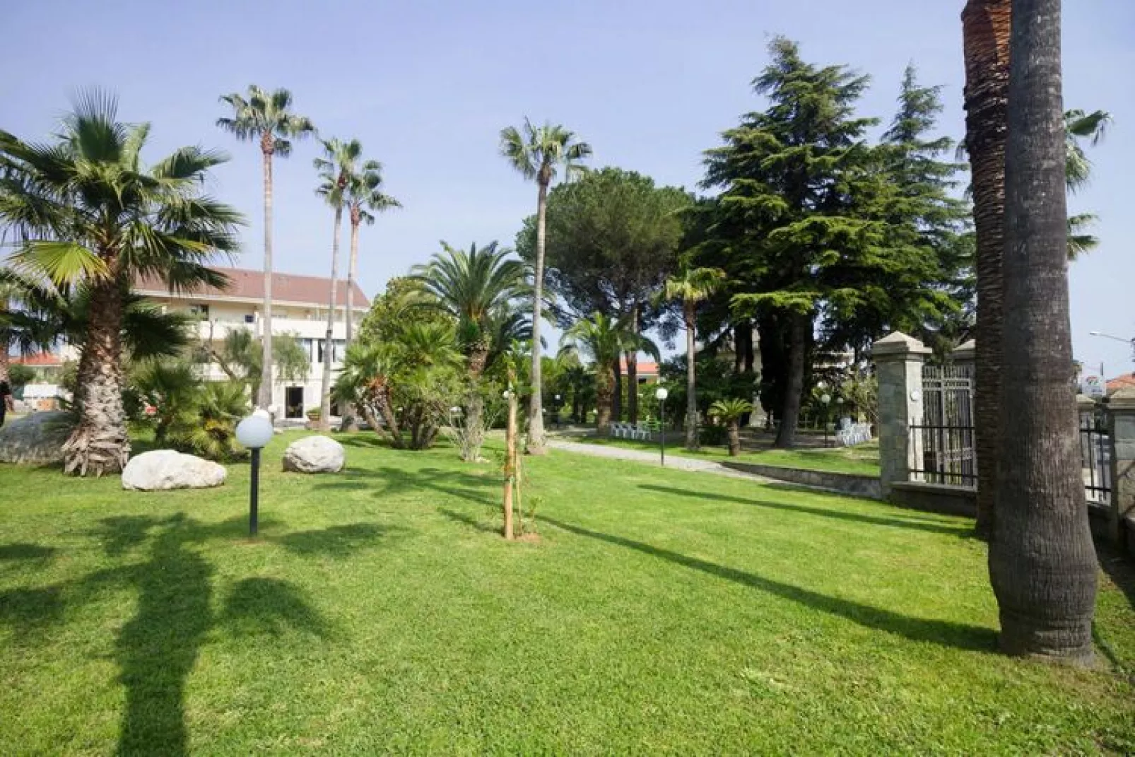 Villa Paola Loano - Type B4-Gardens summer