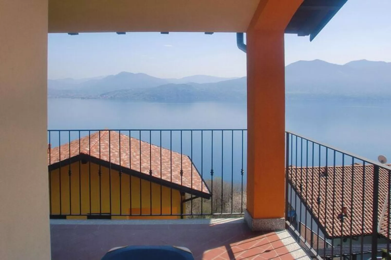 Appartement in de Residence Il Vigneto Due in Oggebbio-Terrasse